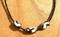 25053 Bone necklace